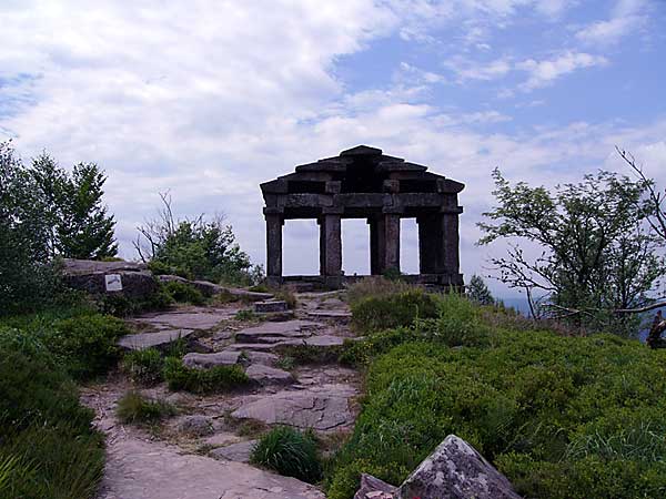 Tempelnachbau auf dem Donon, Vogesen
